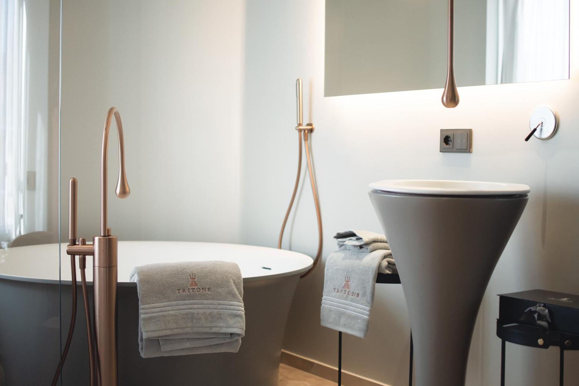 Tritone Luxury Suites Fontana Di Trevi Rome Exterior photo