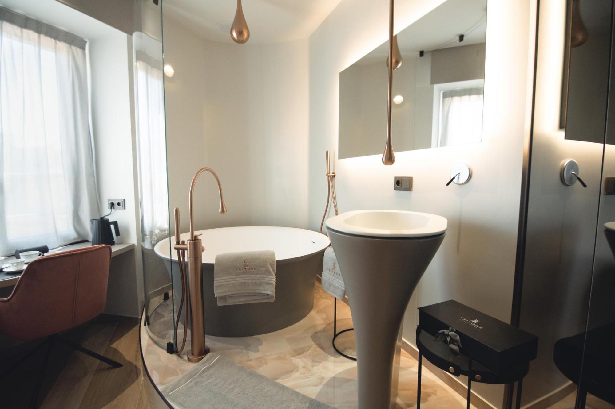 Tritone Luxury Suites Fontana Di Trevi Rome Exterior photo